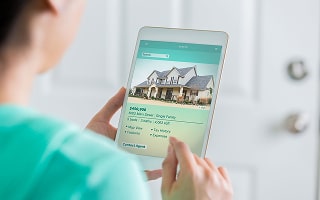 How Should Sellers Price Their Homes to Attract Buyers While Maximizing Value in Maine?